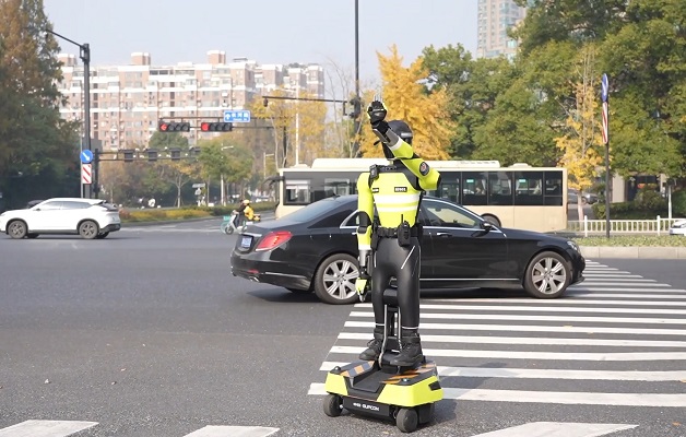 technologie: ki-verkehrsroboter pilotiert in hangzhou
